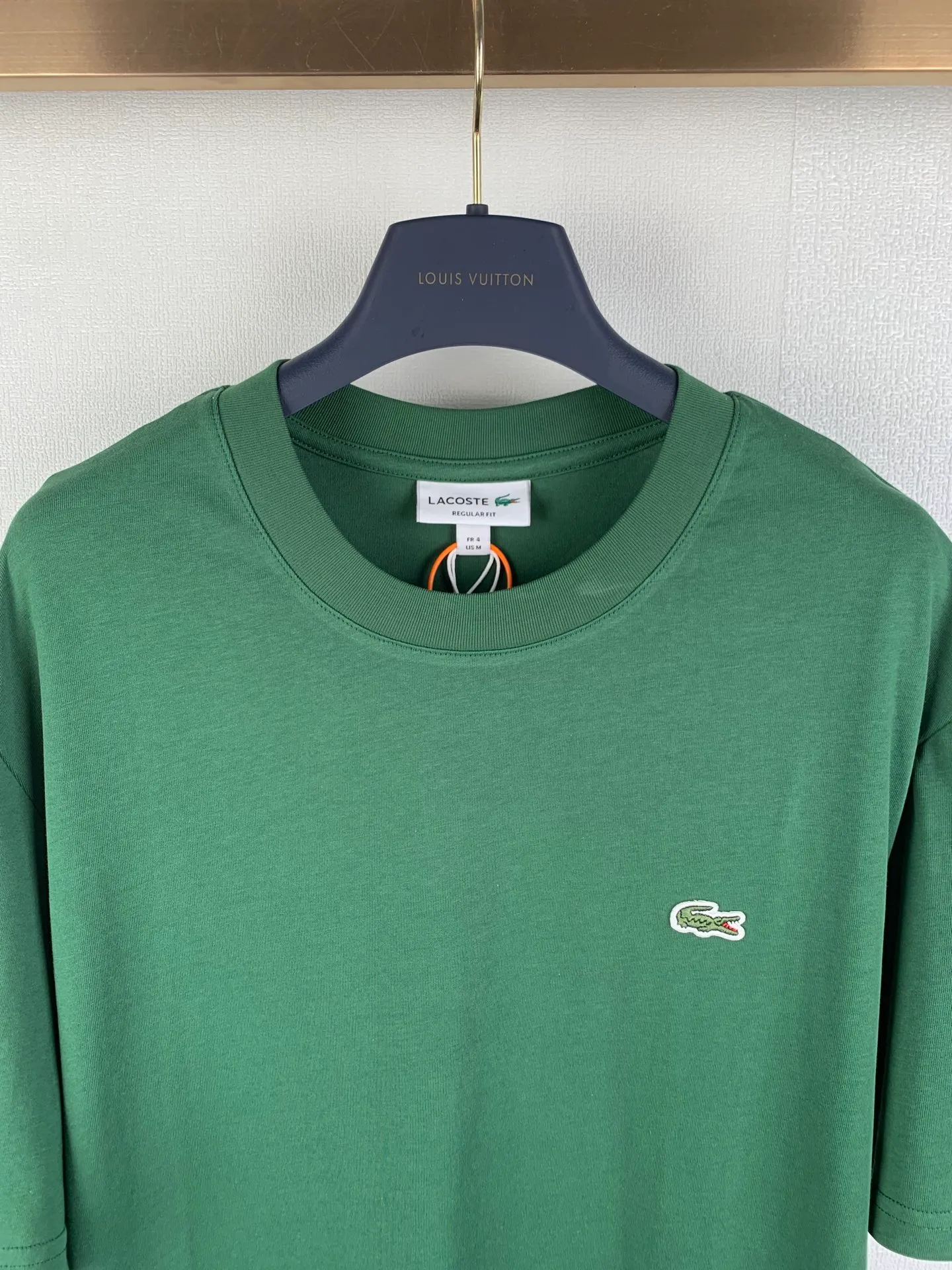 Lacoste crocodile logo short-sleeved T-shirt. Customized combed smooth plain cotton. Smooth and soft. Comfortable. Breathable. The pine dark green that has been deposited by time. The soft tones make people calm and calm. The iconic small crocodile pops up in the heart. The vivid logo contrasts with the calm background. The calm colors show the French style. Cut out the complexity and simplify it. Use solid color as the base and the logo as the print to show the texture and brand heritage in a low-key manner. Process 1: Use the car seal process. Make independent embroidered chapters through computer embroidery, then position them and sew them to fix them on the clothes. They have a strong three-dimensional effect, are strong and washable, and have stable quality. Process 2: The fabrics have been fermented and washed. They have a better hand feel and are not easy to deform, not easy to shrink, not easy to fade, and maintain long-term beauty. Accessories: Customized 1:1 Lacoste crocodile logo Customized 1:1 Lacoste trademark Version: Loose version Size: S M L XL